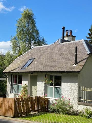 Cobbler'S Cottage At Kindrochet, Strathtay ピトロクリー エクステリア 写真