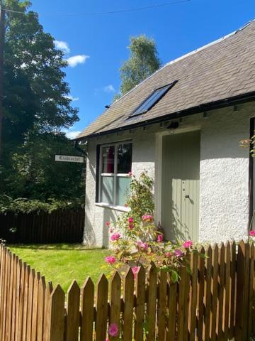Cobbler'S Cottage At Kindrochet, Strathtay ピトロクリー エクステリア 写真